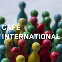 verschiedene bunte "Mensch ärgere dich nicht"-Holzfiguren und die Überschrift "Café International"