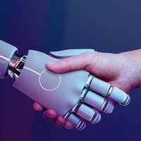 eine menschliche Hand schüttelt eine Roboterhand