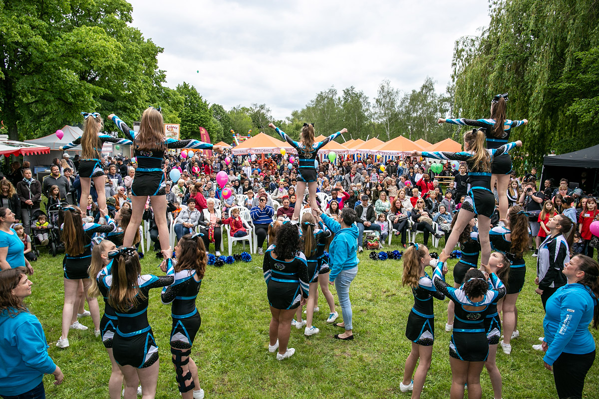 Akrobatische Vorführungen von Mädchen des Sportvereins TSV Wittenau vor einem großen Publikum auf einer Wiese