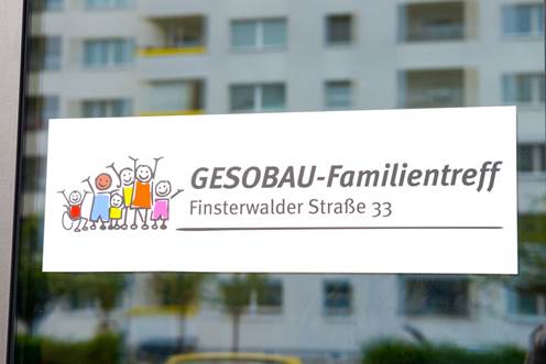 Logo des GESOBAU-Familientreffs auf einer Glastür